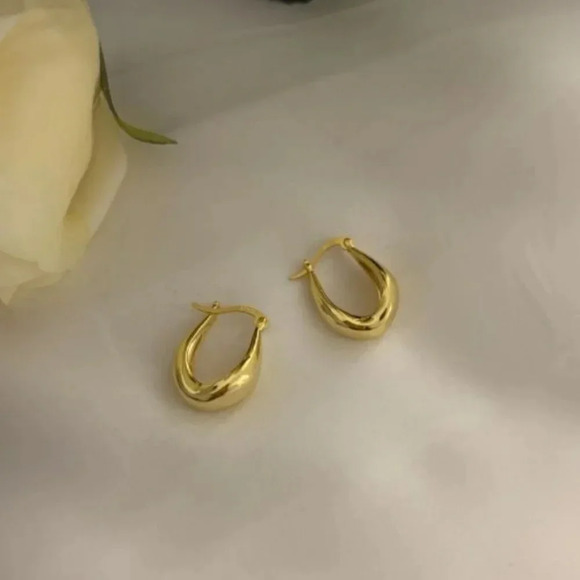 Minimalist Hoop Huggie Earrings Silver or Gold - Picture 5 of 7